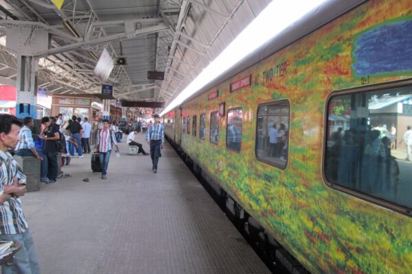 Mumbai-Howrah Duronto Express to Halt at Kalyan Station