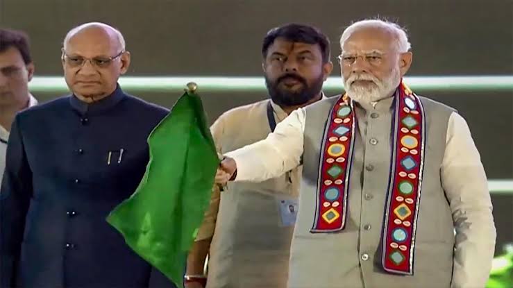 PM Modi Inaugurates Development Projects and Flags Off Trains in Maharashtra