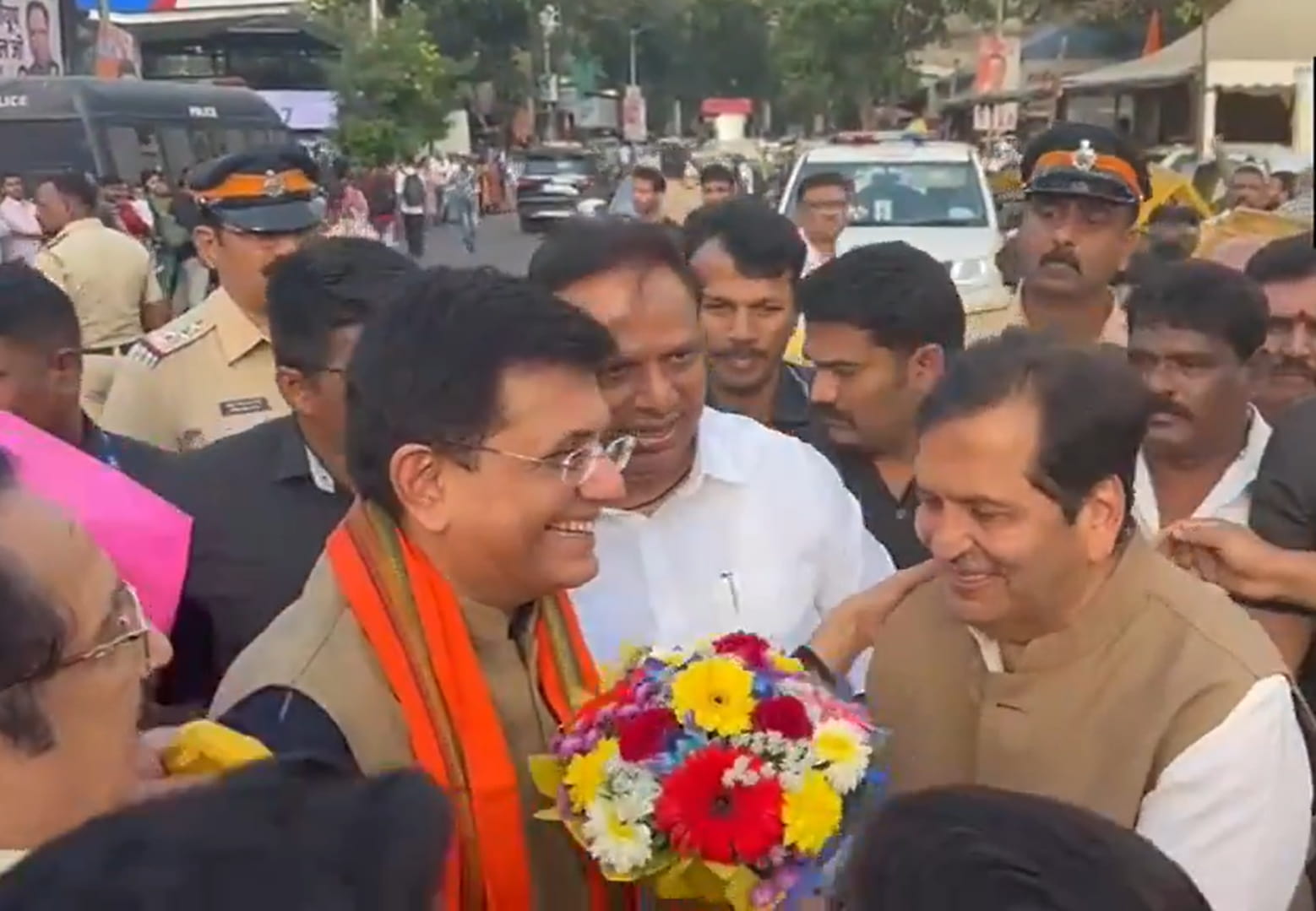 Union Minister Piyush Goyal Receives Warm Welcome at Siddhivinayak Temple